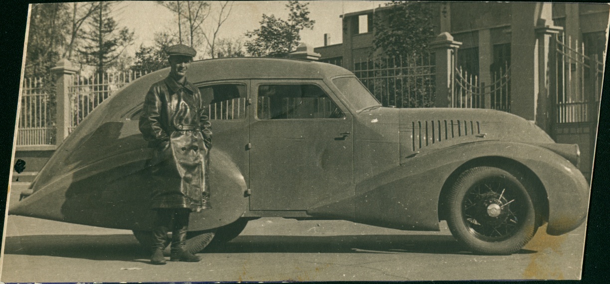 Никитин Алексей Осипович возле автомобиля ГАЗ Аэро 1934.jpg