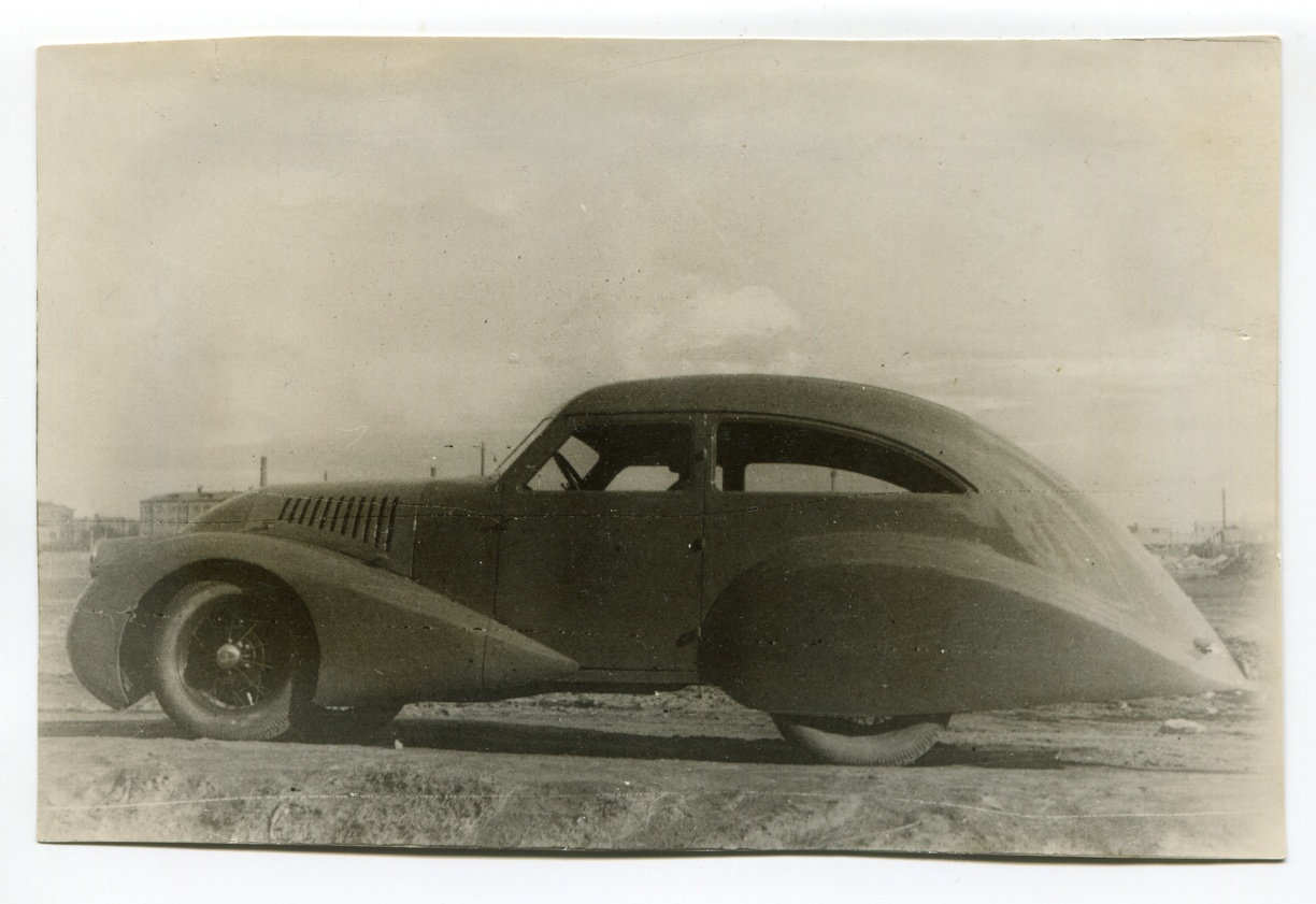 ГАЗ Аэро 1934 на дороге без водителя вид сбоку.jpg