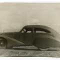 ГАЗ Аэро 1934 на дороге без водителя вид сбоку