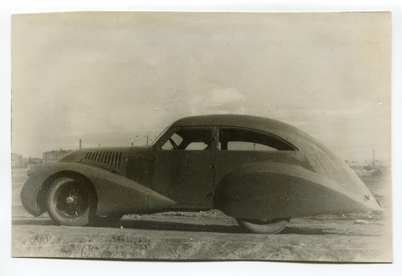 ГАЗ Аэро 1934 на дороге без водителя вид сбоку