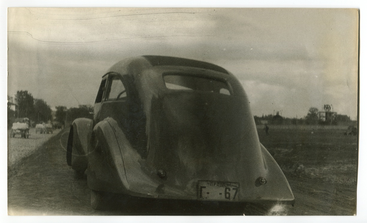 ГАЗ Аэро 1934 на дороге без водителя вид сзади.jpg