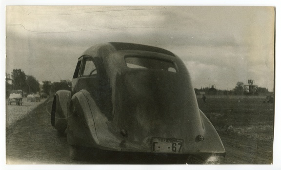 ГАЗ Аэро 1934 на дороге без водителя вид сзади
