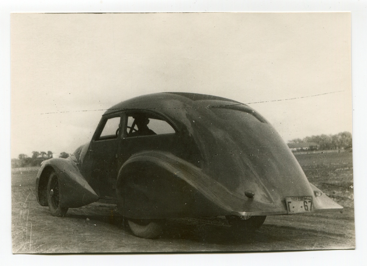 ГАЗ Аэро 1934 на дороге с водителем.jpg