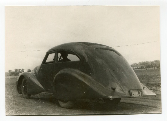 ГАЗ Аэро 1934 на дороге с водителем